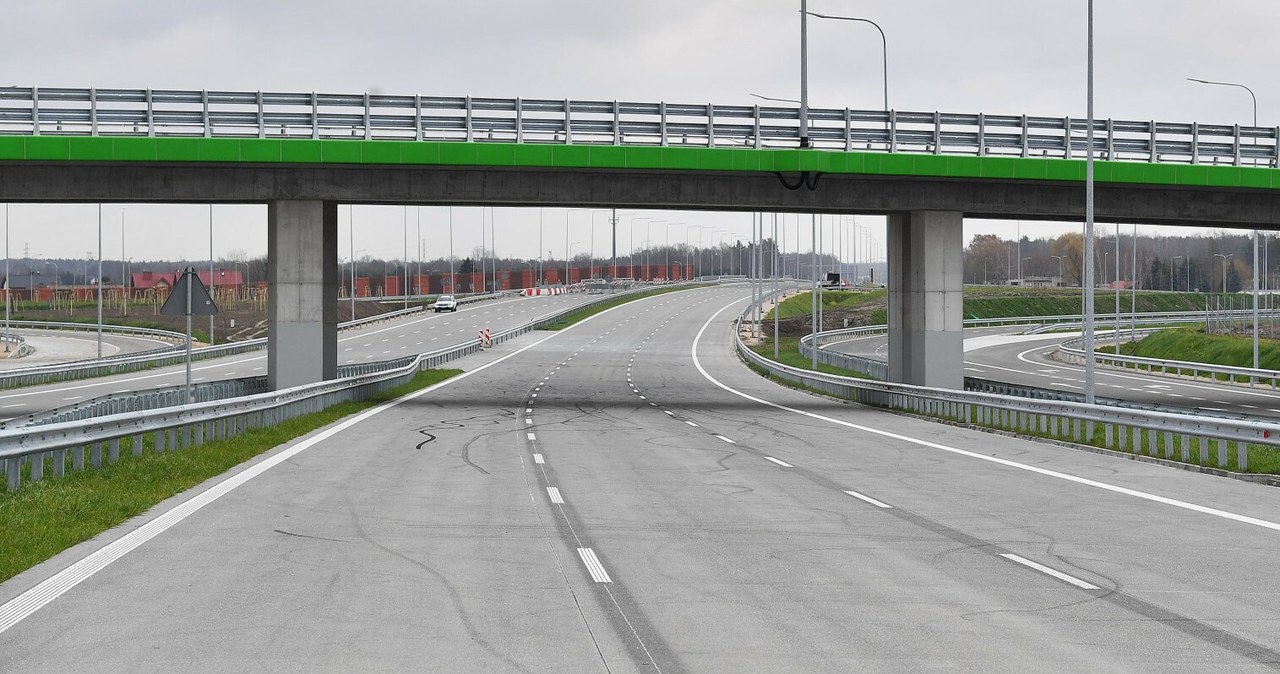 Który z samochodów jadących po zewnętrznych pasach trzypasmowej drogi ma pierwszeństwo, jeśli oba chcą zjechać na środkowy pas? /Mateusz Jagielski /East News