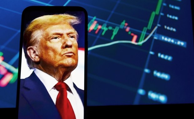 Ktoś bardzo się wzbogacił kwadrans przed wpisem Donalda Trumpa