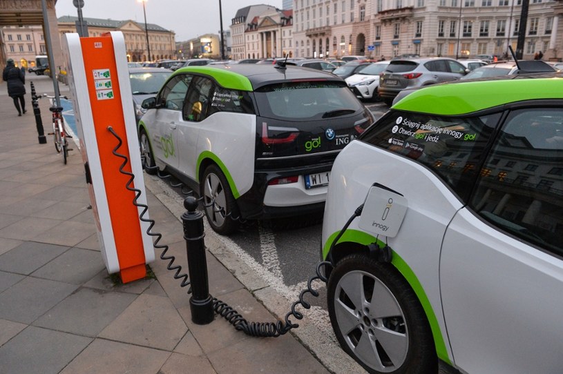 Ktoś jeszcze pamięta, jak premier Morawiecki obiecywał milion aut elektrycznych do 2025 roku? /Gerard /Reporter