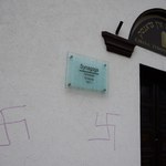 Ktoś namalował swastykę na ścianie synagogi w Gdańsku 