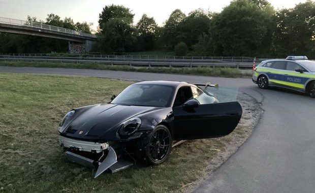 Ktoś porzucił Porsche warte fortunę. Policja przeciera oczy ze zdumienia