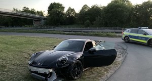 Ktoś porzucił Porsche warte fortunę. Policja przeciera oczy ze zdumienia