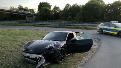 Ktoś porzucił Porsche warte fortunę. Policja przeciera oczy ze zdumienia