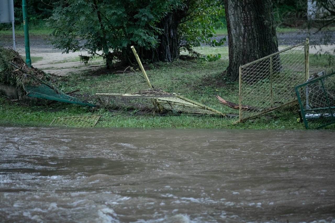 Ktoś przekopał wał koparką w Jeleniej Górze. Jest śledztwo