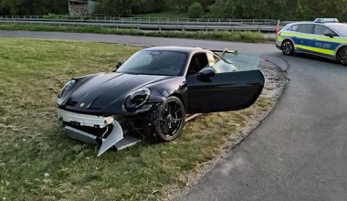 Ktoś rozbił Porsche za 1,1 mln zł i porzucił przy drodze. Nawet nie zamknął drzwi