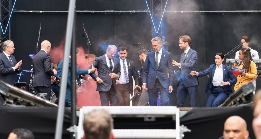 Ktoś rzucił racę pod nogi premiera Donalda Tuska podczas obchodów Dnia Wyzwolenia w Holandii /Albert Zawada /PAP
