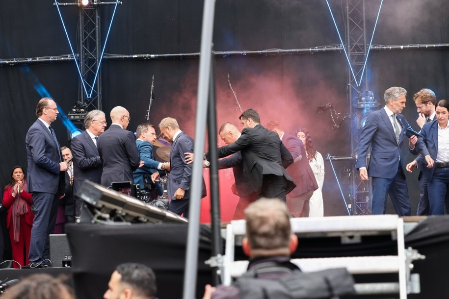 Ktoś rzucił racę pod nogi premiera Donalda Tuska podczas obchodów Dnia Wyzwolenia w Holandii /Albert Zawada /PAP