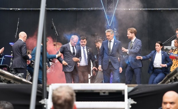 Ktoś rzucił racę pod nogi Tuska. Incydent podczas obchodów w Holandii
