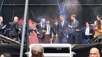 Ktoś rzucił racę pod nogi Tuska. Incydent podczas obchodów w Holandii