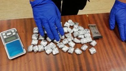 Ktoś ukrył na drzewie reklamówkę z dopalaczami. Szuka go policja 