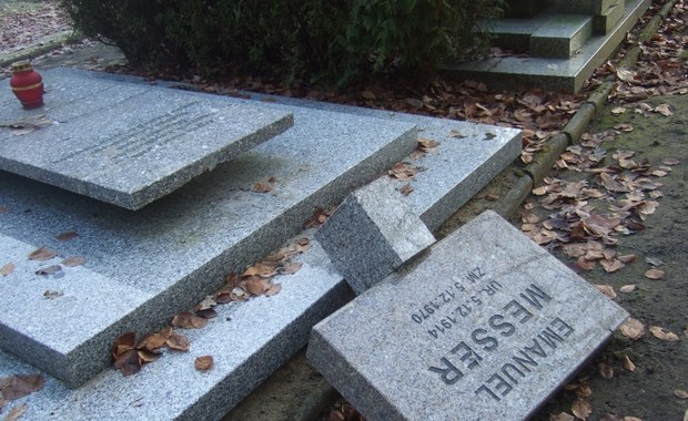 Ktoś uszkodził kilkanaście nagrobków na Cmentarzu Centralnym w Szczecinie