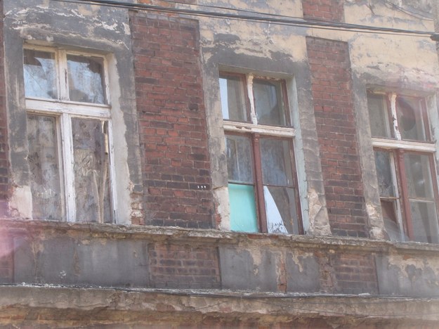 Ktoś wybił szyby w oknach mieszkania meżczyzny /Marcin Buczek /RMF FM