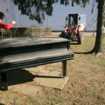 Ktoś wystawił 100-letni fortepian na śmietnik. Szybko trafił na pakę dostawczaka