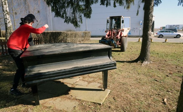 Ktoś wystawił 100-letni fortepian na śmietnik. Szybko trafił na pakę dostawczaka