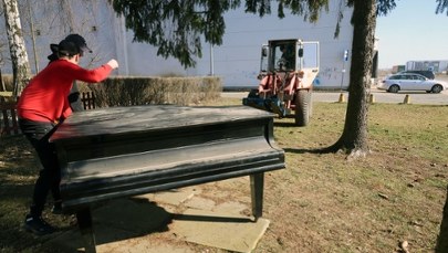 Ktoś wystawił 100-letni fortepian na śmietnik. Szybko trafił na pakę dostawczaka