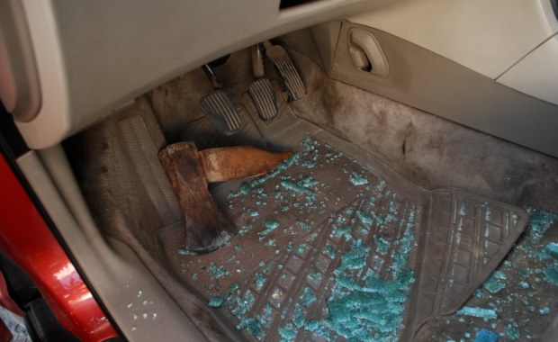 Ktoś zaparkował zbyt blisko jego furtki. W odwecie ruszył z siekierą