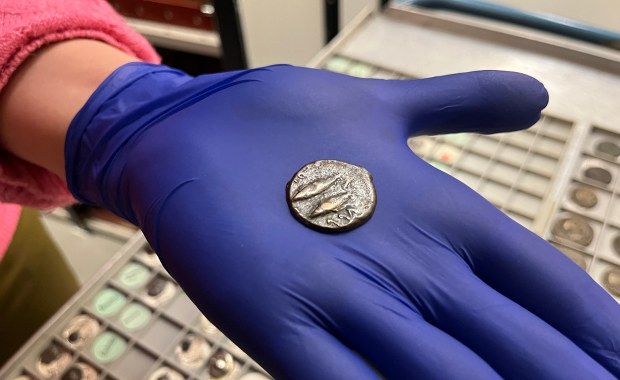 Ktoś zapłacił za bilet starożytną monetą. Prawda wyszła na jaw po latach