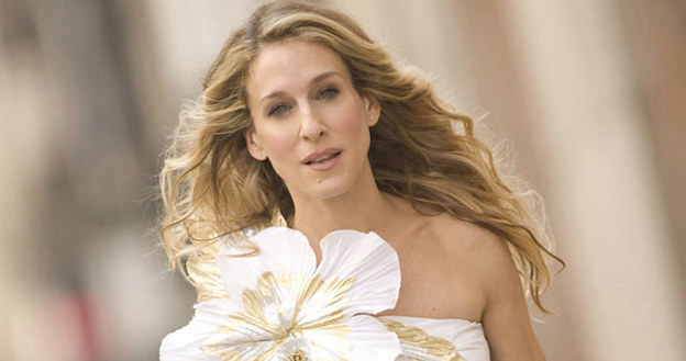 Któż zna modę i Nowy Jork lepiej niż Carrie Bradshaw (Sarah Jessica Parker)? /materiały dystrybutora