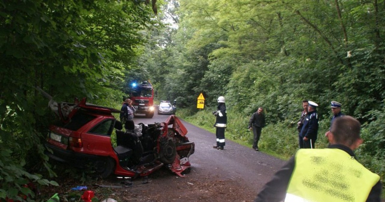 Ku przestrodze... widok miejsca wypadku jest przerażający: