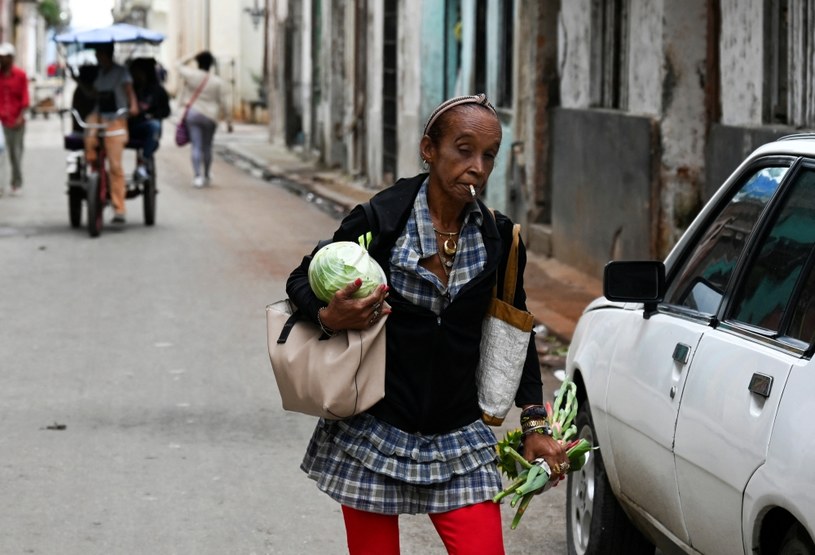 Kuba pogrąża się w kryzysie ekonomicznym. Ceny w lutym drastycznie wzrosną. Na zdj. mieszkańcy Hawany /YAMIL LAGE /AFP