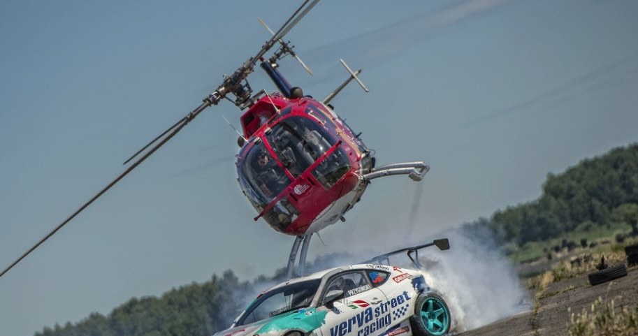 Kuba Przygoński w Toyocie GT86 i Felix Baumgartner w helikopterze /Informacja prasowa