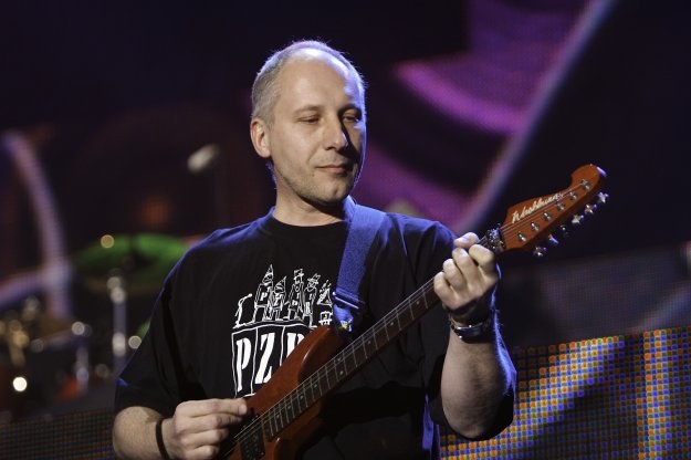 Kuba Sienkiewcz od ponad 20 lat przewodzi Elektrycznym Gitarom /MWMedia
