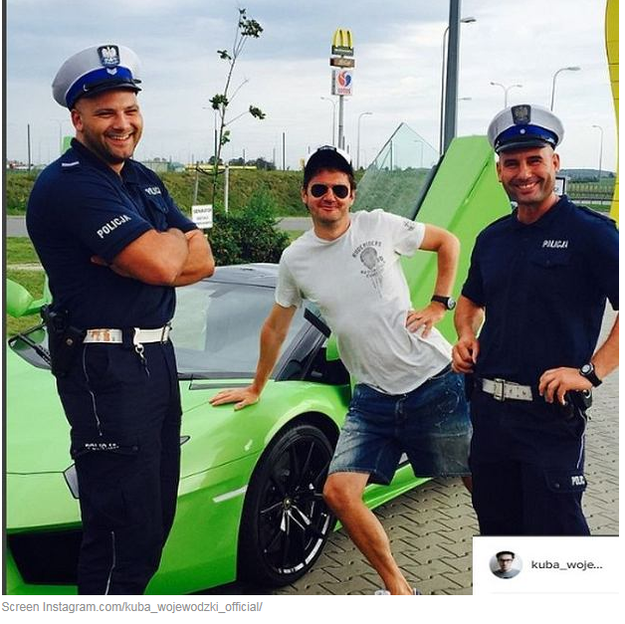 Kuba Wojewódzki fotografuje się z policjantami drogówki