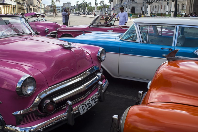 Kubańczycy ponownie będą mogli gromadzić dolary amerykańskie na rachunkach bankowych /Santi Visalli /Getty Images