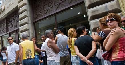 Kubańczycy ustawili się w długich kolejkach po telefony komórkowe /AFP