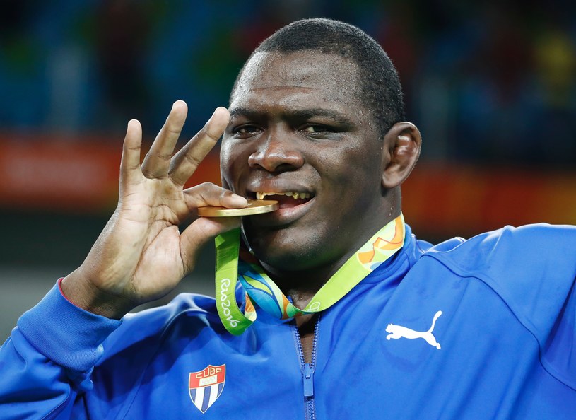 Kubańczyk pozuje ze złotym medalem /AFP