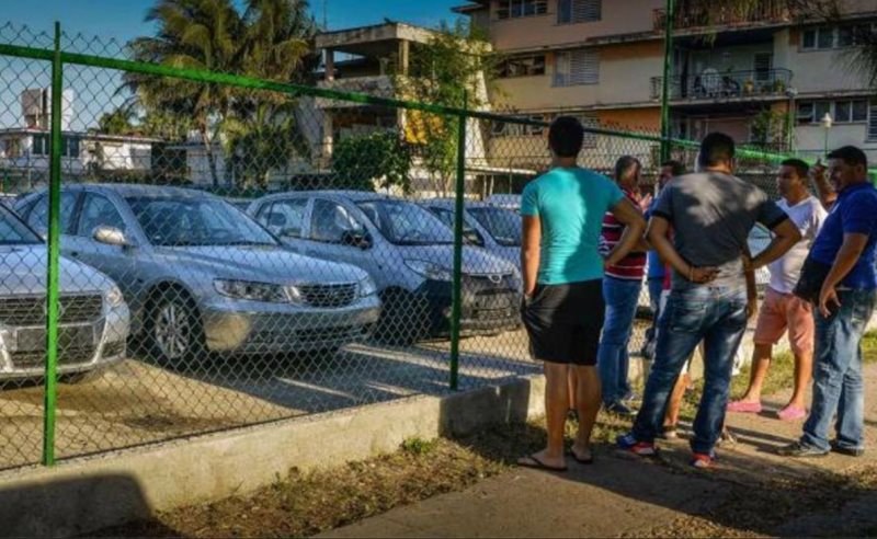 Kubańczykom pozostaje oglądanie niedostępnych pojazdów /AFP