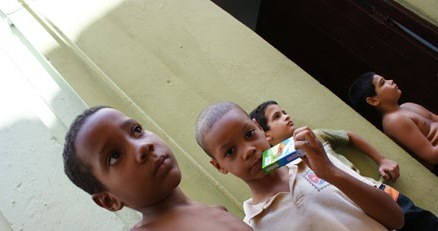 Kubańskie dzieci cieszą się z najdrobniejszych prezentów /INTERIA.PL - Adam Nietresta