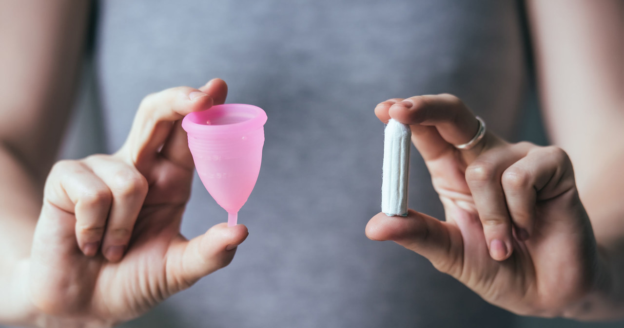 Kubeczki menstruacyjne uznaje się za bezpieczniejsze od tamponów /123RF/PICSEL