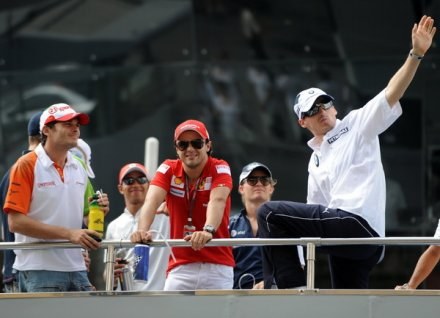 Kubica miał w Ferrari zastąpić Felipe Massę. Ostatecznie team wybrał Giancarlo Fisichellę (z lewej) /AFP