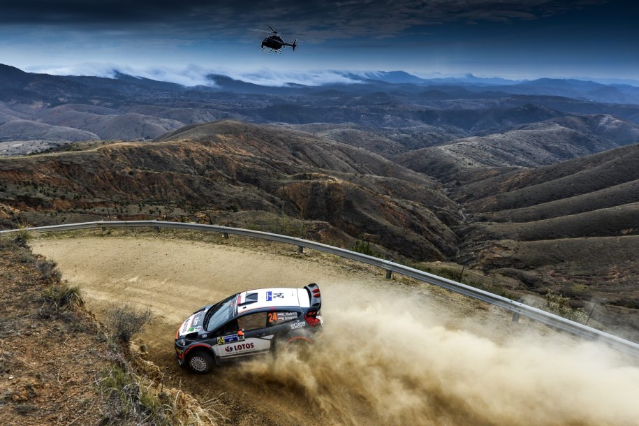 Kubica na trasie rajdu /PAP/EPA/STR /PAP/EPA