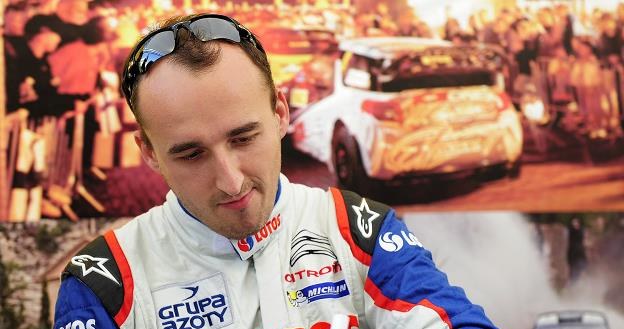 Kubica nie zmienia biegów prawą ręką. Nawet autografy daje lewą /AFP