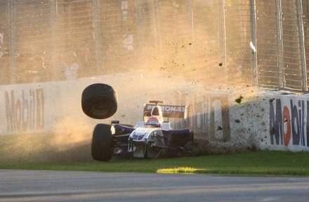 Kubica po zderzeniu z Vettelem roztrzaskał się o bandę /Agencja FORUM