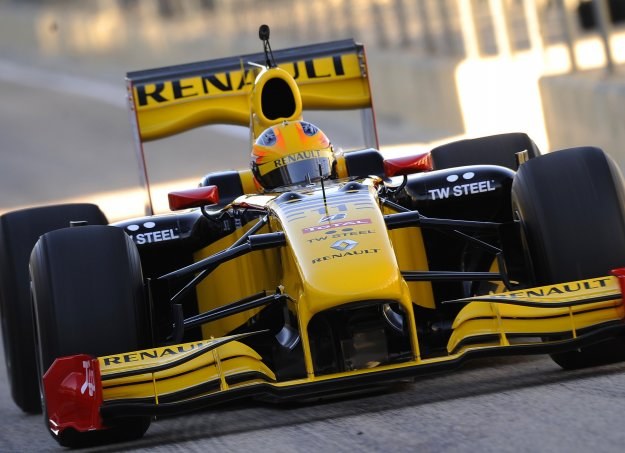 Kubica w bolidzie Renault podczas testów w Walencji /AFP