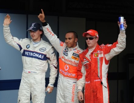 Kubica w towarzystwie Hamiltona i Raikkonena. Obecnego i byłego mistrza świata /AFP