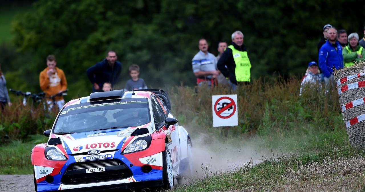 Kubica wygrał już dwa oesy /AFP