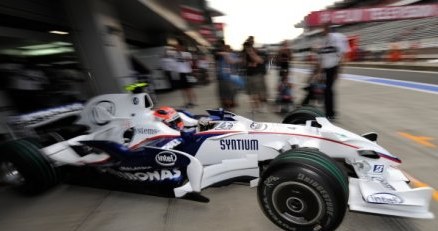 Kubica założył "zielone" opony i wyjeżdża na tor /AFP