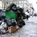 Kubły i wysypujące się z nich śmieci. Tak wygląda dziś Paryż [FILMY]
