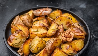 Kucharski trik na idealnie pieczone ziemniaki. Chrupiąca skórka, kremowy środek