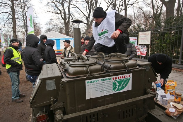 Kuchnia polowa ustawiona przez protestujących rolników przed KPRM w Warszawie /Rafał Guz /PAP