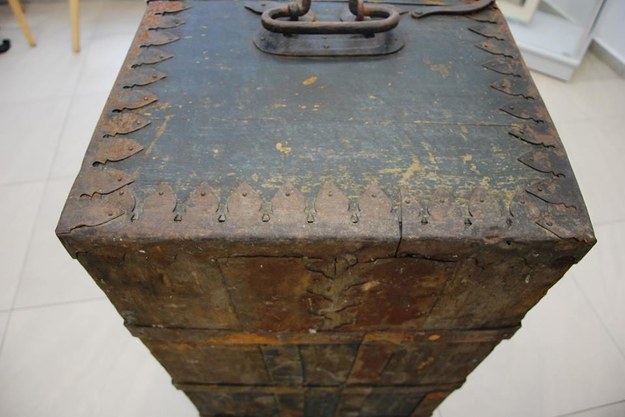 Kufer wykonany jest z drewna, ma metalowe okucia /Muzeum Historii Ziemi Kamieńskiej /Materiały prasowe