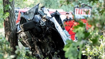 Kujawsko-pomorskie: Samochód uderzył w drzewo. Nie żyją 4 osoby