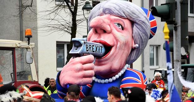 Kukła Theresy May podczas dzisiejszej parady w Duesseldorfie /AFP
