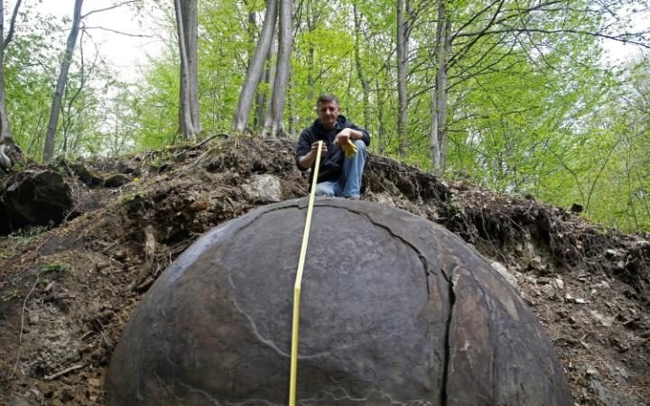 Kula znaleziona w lesie koło bośniackiego miasta Zavidovici /Dado Ruvic /INTERIA.PL/materiały prasowe