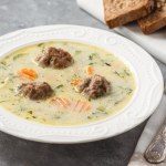 Zupa jarzynowa Kulam w dłoniach i dorzucam do zupy. Jarzynowa nigdy nie była tak pyszna