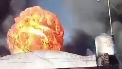 Kule ognia, kłęby dymu. Wielki pożar w fabryce tworzyw sztucznych